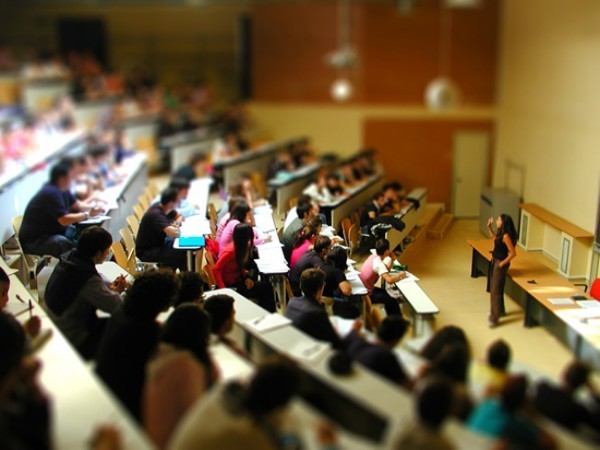 Immagine raffigurante studenti universitari in aula