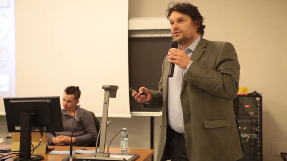 conferenziere parla ad Ali di Terra