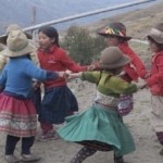 bambine del Perù che fanno il girotondo