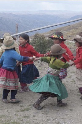 bambine del Perù che fanno il girotondo