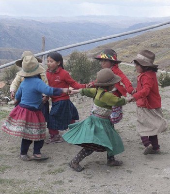 bambine del Perù che fanno il girotondo